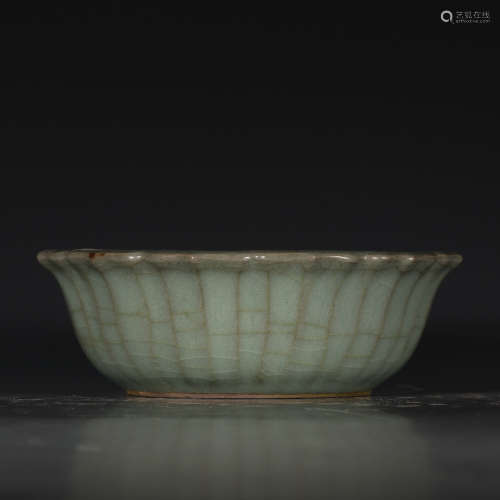 A Chinese Longquan Kiln Porcelain Flower Mouth Washer
