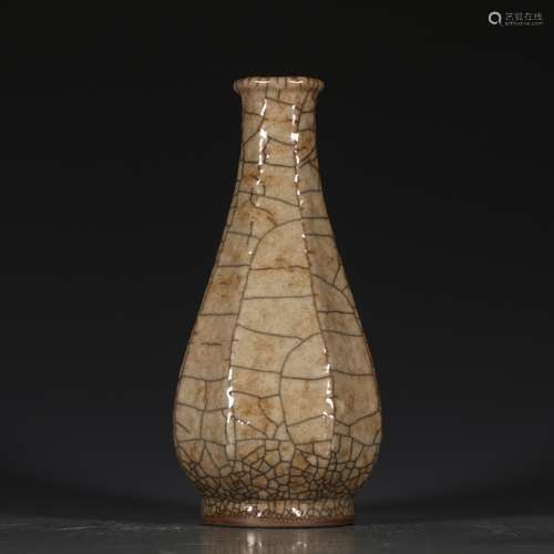 A Chinese Ge Kiln Porcelain Vase