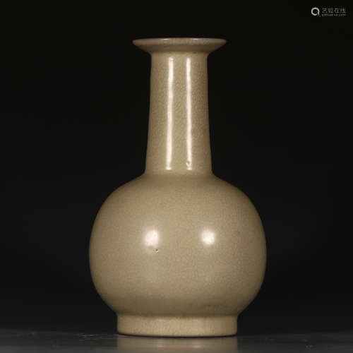 A Chinese Ge Kiln Porcelain Vase