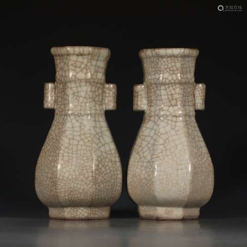 A Chinese Ge Kiln Porcelain Vase
