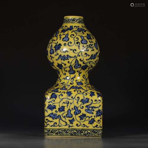 A Chinese Yellow Blue and White Floral Porcelain Gourd-shaped Vase