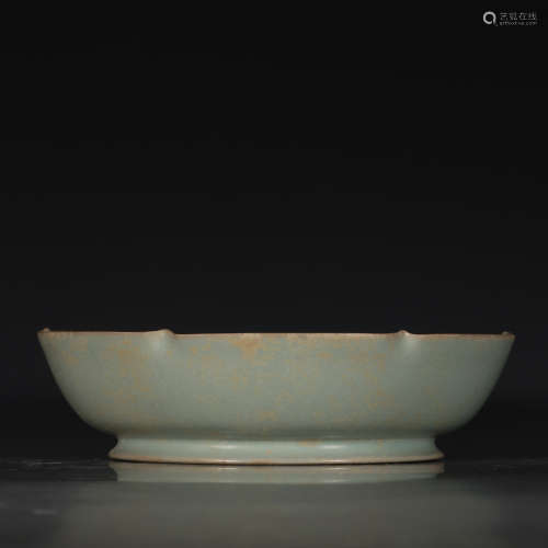 A Chinese Ru Kiln Porcelain Flower Mounth Plate
