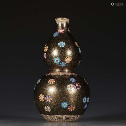 A Chinese Black Gild Floral Famille Rose Porcelain Gourd-shaped Vase