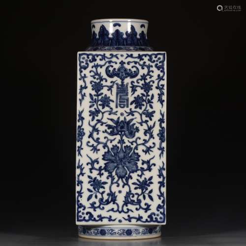 A Chinese Blue and White Floral Porcelain Vase