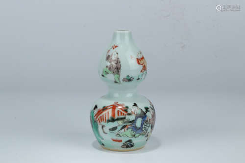 A Chinese Famille Rose Figure Painted Porcelain Gourd-shaped Vase