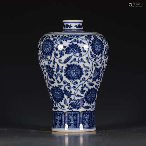 A Chinese Blue and White Floral Porcelain Vase