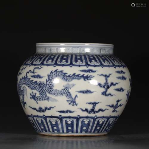 A Chinese Blue and White Dragon Pattern Porcelain Jar