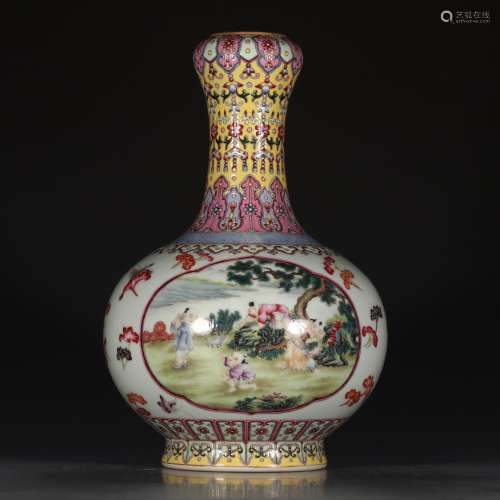 A Chinese Famille Rose Painted Porcelain Garlic-shaped Bottle
