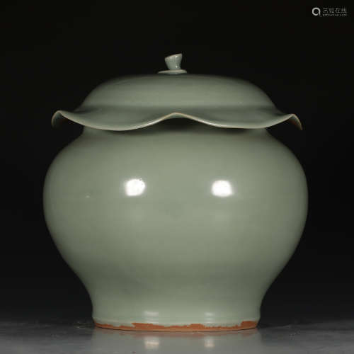 A Chinese Longquan Kiln Porcelain Jar with Lotus Leaf Shaped Cover