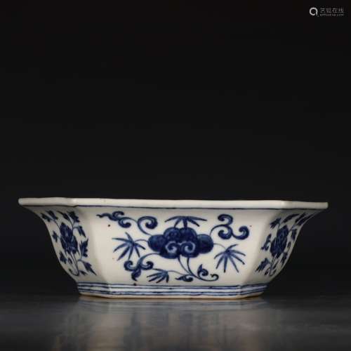 A Chinese Blue and White Floral Porcelain Basin