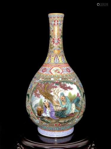 A Chinese Figure Painted Porcelain Vase