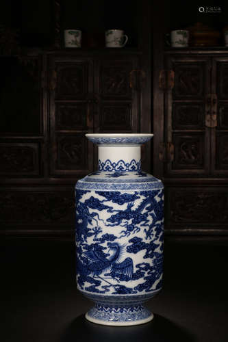 A Chinese Blue and White Dragon Pattern Porcelain Vase