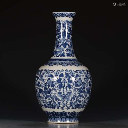 A Chinese Blue and White Floral Porcelain Vase