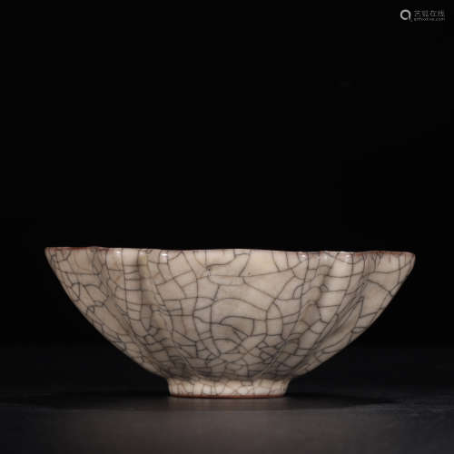 A Chinese Ge Kiln Porcelain Lotus petals Shaped Bowl