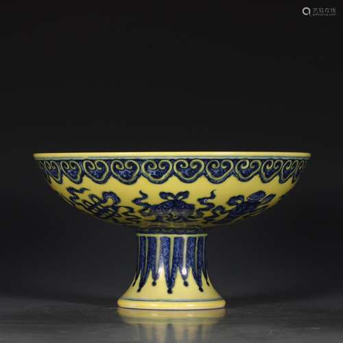 A Chinese Blue and White Lemon Yellow Floral Porcelain Standing Plate