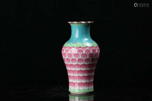 A Chinese Tricolour Painted Porcelain Vase