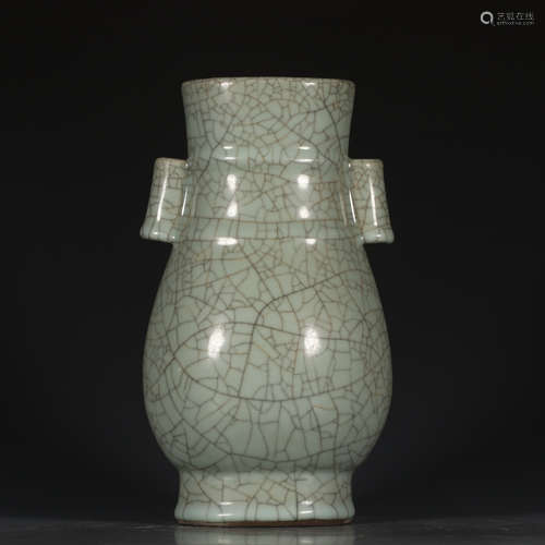 A Chinese Royal Kiln Porcelain Vase