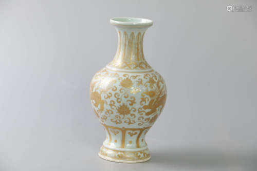 A Chinese Gild Porcelain Vase