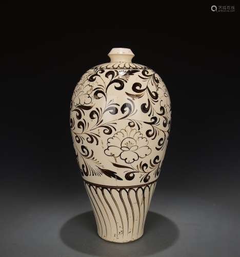A Chinese Zizhou Kiln Black Floral Porcelain Vase