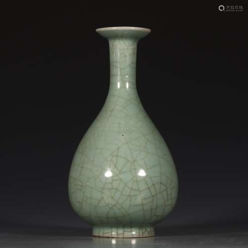 A Chinese Royal Kiln Porcelain Vase