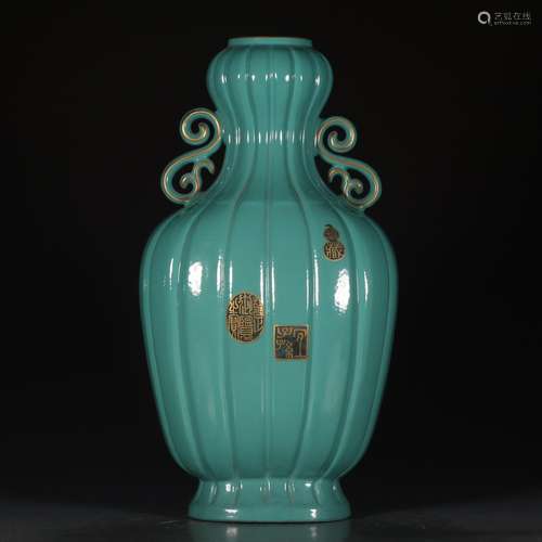 A Chinese viridis Double Ears Porcelain Vase