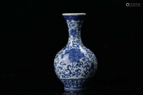 A Chinese Blue and White Floral Porcelain Vase