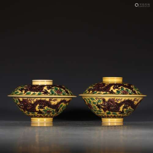 A Pair of Chinese Plain Tricolour Dragon Pattern Bowls