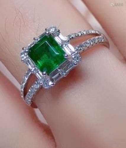 A EMERALD AND DIAMOND RING WITH 18K GOLD