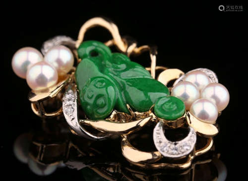 A EMERALD AND PEARL BROOCH WITH 18K GOLD