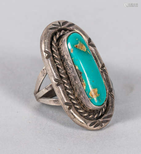 Native American Shape Vintage Sterling Silver Ring with Turquoise