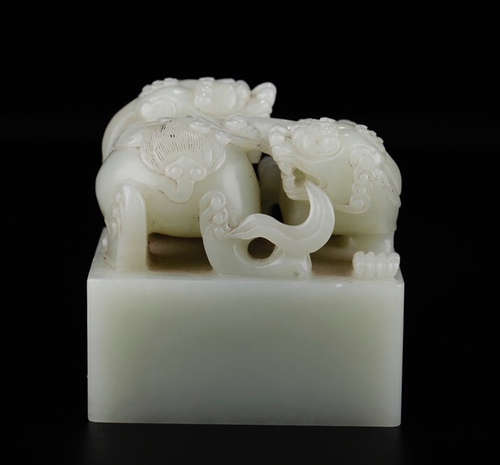 CHINESE CARVED HETIAN JADE SQUARED SEAL