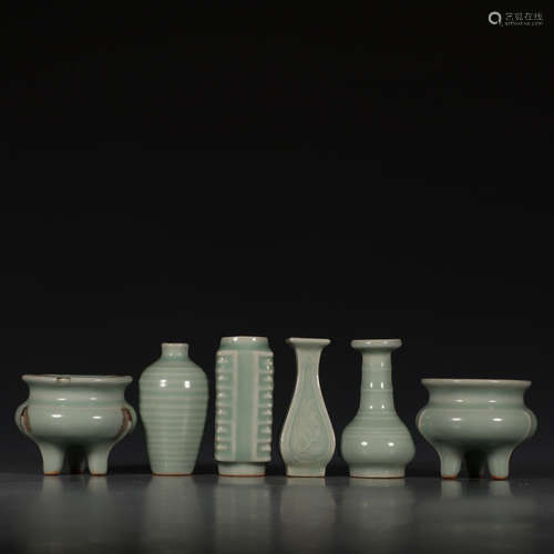 SET OF CHINESE LONGQUAN KILN ORNAMENT