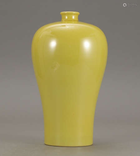 YONGZHENG MARK, CHINESE YELLOW GLAZED VASE