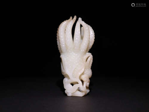 CHIENSE CARVED HETIAN JADE ORNAMENT