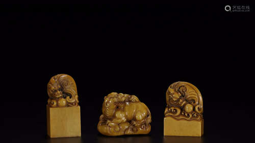 SET OF CHINESE SOAPSTONE ORNAMENT