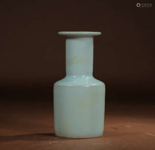 CHINESE LONGQUAN KILN VASE