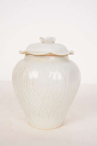 宋代景德镇窑画花荷叶小罐A Chinese Jingde Zhen Kiln Porcelain Jar