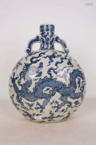 宣德青花龙纹抱月瓶A Chinese Blue and White Dragon Pattern Porcelain Vase