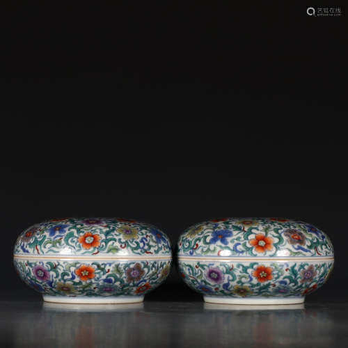 大清雍正年制款 斗彩缠枝花卉纹印泥A Chinese Doucai Floral  Twine Pattern Porcelain Inkpad Box