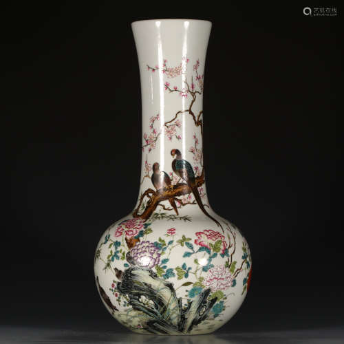 大清康熙年制款   粉彩喜上眉梢长颈瓶A Chinese Famille Rose Floral Porcelain Flask