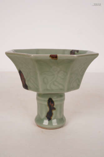宋代龙泉画纹高足杯A Chinese Longquan Kiln Porcelain Standing Cup