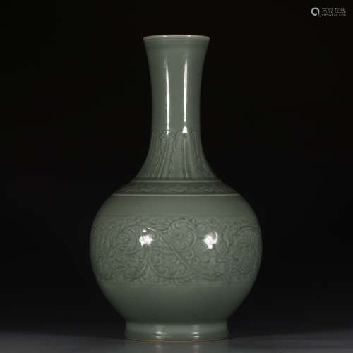 大清乾隆年制款 豆青釉缠枝花卉纹赏瓶A Chinese Pea Green Glazed Floral Porcelain Vase