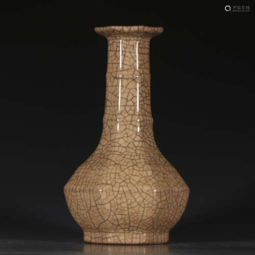 宋  哥窑玹纹瓶A Chinese Ge Kiln Porcelain Vase