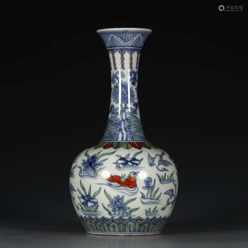 大明万历年制款 五彩荷塘丹鹤赏瓶A Chinese Multi Colored Floral Porcelain Vase