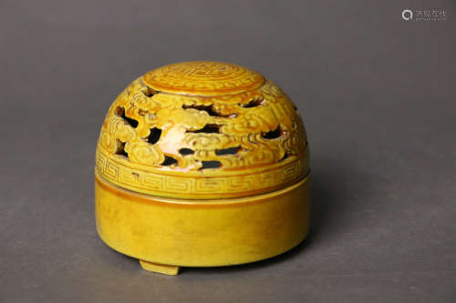 黄釉香薰A Chinese Yellow Glazed Porcelain Aromatherapy Utensil