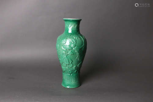 鱼籽绿凤纹观音尊A Chinese phoenix Pattern Green Porcelain Zun