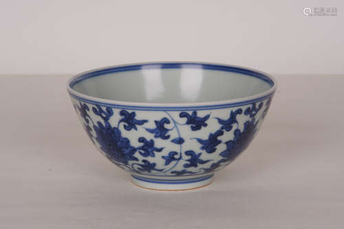 青花缠枝纹小碗A Chinese Blue and White Floral Porcelain Bowl