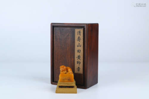田黄 瑞兽印章一枚A Chinese Carved Tianhuang Stone Beast Seal