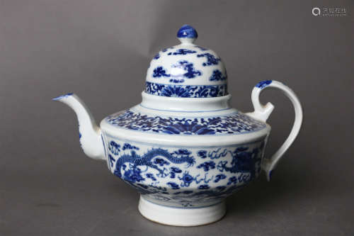 青花龙纹花卉茶壶A Chinese Blue and White Dragon Pattern Floral Porcelain Teapot
