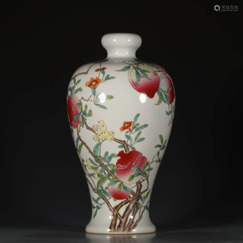 大清雍正年制款   粉彩三多纹梅瓶A Chinese Famille Rose Porcelain Vase